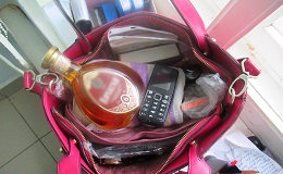 Жительница Москвы пыталась передать осужденному исправительной колонии № 5 мобильный телефон и бутылку коньяка